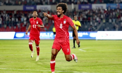 হামজার সঙ্গে ছবি তুলতে মাঠে ঢুকে পড়লেন দর্শক