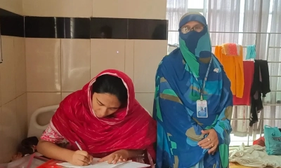 হাসপাতালের বিছানায় বসেই পরীক্ষা দিচ্ছেন শরীয়তপুর সরকারি কলেজের শিক্ষার্থী ইশা । ছবি- সংগৃহীত