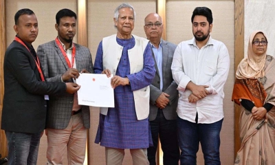 জুলাই বিপ্লবে আহত-শহীদ পরিবারকে আর্থিক সহায়তা প্রদান