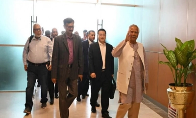 নিজের ব্যাগ নিজেই সামলাচ্ছেন ৫ মন্ত্রণালয় সামলানো উপদেষ্টা
