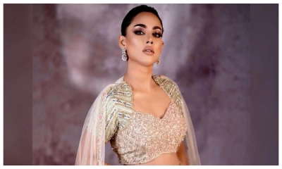 ‘লজ্জাহীন নির্লজ্জ জাতি’বলে ফেসবুকে অভিনেত্রীর স্ট্যাটাস