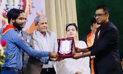 শ্রেষ্ঠ যুব সংগঠকের অ্যাওয়ার্ড পেলেন বড়লেখার রাসেল
