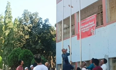 পছন্দের ইমামকে না রাখায় জাতীয় পতাকার খুঁটিতে জুতা, ভিডিও ভাইরাল