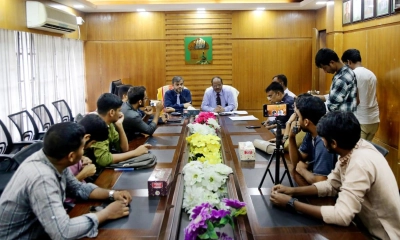 ইসলামী বিশ্ববিদ্যালয়ে প্রশাসনের প্রেস ব্রিফিং। ছবি- রূপালী বাংলাদেশ