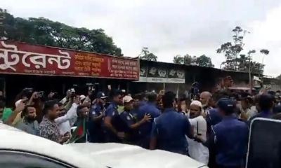 জাফলংয়ে দুই উপদেষ্টার গাড়িবহর আটকে বিক্ষোভ করেছেন পাথর শ্রমিকরা। ছবি- সংগৃহীত