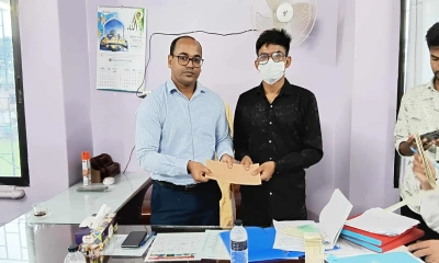 আহত বেলাল হোসেনকে চিকিৎসার জন্য সরকারি সহায়তার চেক প্রদান। ছবি- রূপালী বাংলাদেশ