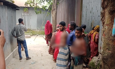সরিষাবাড়ীতে প্রেমিকের বাড়িতে প্রেমিকার অবস্থান দেখতে ভীড় করছে এলাকাবাসী। ছবি- রূপালী বাংলাদেশ