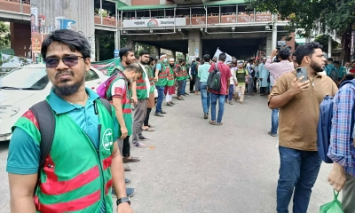 শাহবাগে যান চলাচল নিয়ন্ত্রণে জামায়াতের স্বেচ্ছাসেবকরা