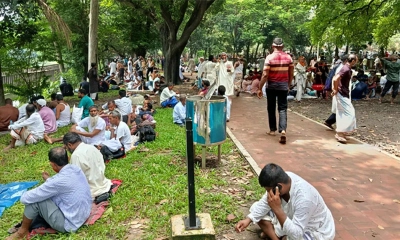রমনা পার্কে বিশ্রামে জামায়াত নেতাকর্মীরা