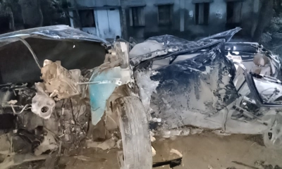 নিয়ন্ত্রণ হারিয়ে সড়কের পাশের গাছে আঘাত করে প্রাইভেট কারটি। ছবি- রূপালী বাংলাদেশ