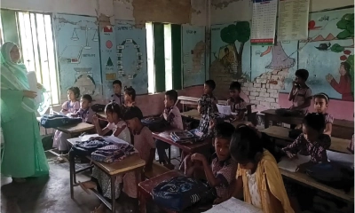 জয়পুরহাটে ঝুঁকিপূর্ণ ভবনে শিক্ষার্থীদের পাঠদান