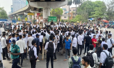 রাজধানীতে শিক্ষার্থীদের সড়ক অবরোধ