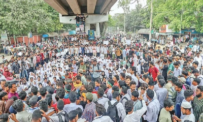 কাফনের কাপড় বেঁধে  গণমিছিলের ডাক পলিটেকনিক শিক্ষার্থীদের