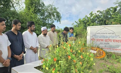 চট্টগ্রাম অঞ্চলের জুলাই মাসের পদযাত্রা শেষ হয়েছে শহীদ ওয়াসিম আকরামের কবর জিয়ারতের মধ্য দিয়ে।   ছবি- রূপালী বাংলাদেশ