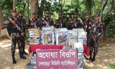 খাগড়াছড়িতে বিজিবির অভিযানে ভারতীয় শাড়ি ও টি-শার্ট উদ্ধার
