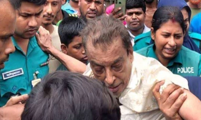 আ.লীগ নেতাকে গণধোলাই দিয়ে পুলিশের কাছে সোপর্দ