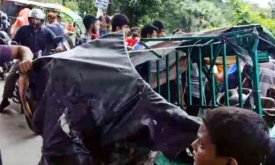 খুলনায় দুর্ঘটনা কবলিত ইজিবাইক। ছবি- সংগৃহীত