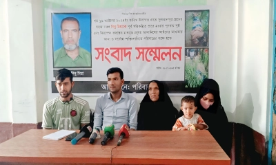কৃষক নিবু মিয়ার হত্যাকারীদের শাস্তির দাবিতে সংবাদ সম্মেলন করেছেন নিহতের স্বজনরা। ছবি: রূপালী বাংলাদেশ