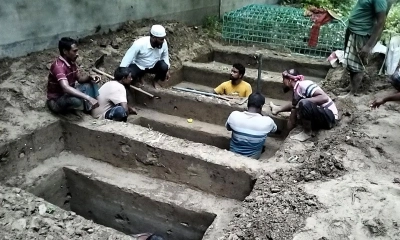 একই পরিবারের চারজনের একসঙ্গে জানাজা শেষে পাশাপাশি দাফন