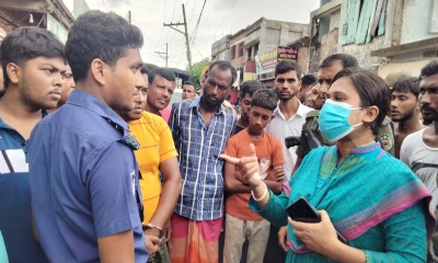 কয়রা বাজারে গরুর মাংসের দোকানে ভ্রাম্যমাণ  আদালত পরিচালনা। ছবি- সংগৃহীত