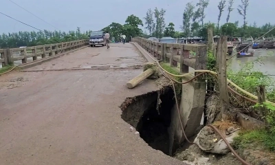 ব্রিজ ও সড়কের ঝুঁকিপূর্ণ অবস্থায় আতঙ্কে দিন কাটাচ্ছেন স্থানীয়রা। ছবি- রূপালী বাংলাদেশ
