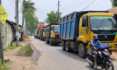 ট্রেন চালুর দাবিতে লালমনিরহাটে সড়ক অবরোধ, স্থবির যোগাযোগ ব্যবস্থা
