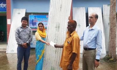 কালীগঞ্জে ঝড়ে ক্ষতিগ্রস্ত ২২ পরিবার পেল ঢেউটিনসহ চেক