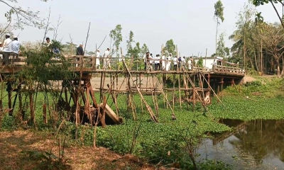 ভাঙা সেতুতে ঝুঁকিপূর্ণ বাঁশের সাঁকো