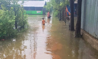 পানিবন্দি ২ শতাধিক পরিবার, হাঁটু-কোমর পানি মাড়িয়ে চলাচল