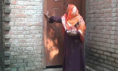 বিয়ের দাবিতে আতিকের বাড়িতে এক সন্তানের মায়ের অনশন