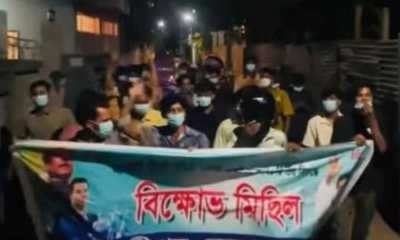 মাস্ক-হেলমেট পরে নিষিদ্ধ ছাত্রলীগের ঝটিকা মিছিল