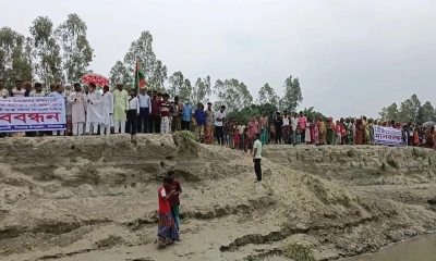 শিবালয়ে নদীভাঙন রোধে বেড়িবাঁধ নির্মাণের দাবিতে মানববন্ধন
