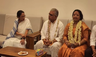 মমতা-দিলীপের ছবি নিয়ে অস্বস্তি