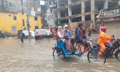 পানি যাত্রী নিয়ে যাচ্ছেন রিকশাচালক। ছবি-রূপালী বাংলাদেশ