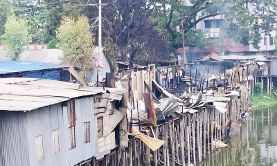 শ্রীনগরে গভীর রাতে ভয়াবহ অগ্নিকাণ্ডে ১৯টি দোকান পুড়ে ছাই। ছবি- রূপালী বাংলাদেশ