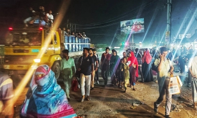 গভীর রাতেও ঘরমুখো মানুষের স্রোত
