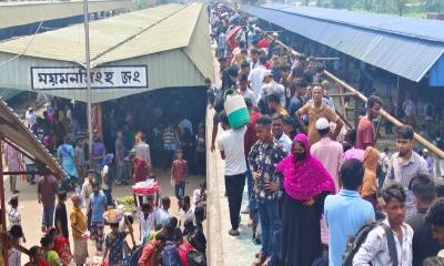 ট্রেনে ঈদে ঘরমুখো মানুষের উপচে পড়া ভিড়