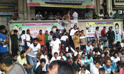 বিএনপি নেতা ইশরাককে মেয়রের দায়িত্ব দেওয়ার দাবিতে নগর ভবনে আজও অবস্থান করছেন সংস্থাটির কর্মচারীরা। ছবি- সংগৃহীত