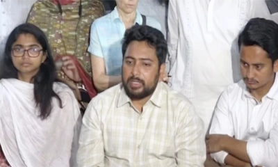 চট্টগ্রামের ‘জুলাই শহীদ’ পরিবারের সঙ্গে সাক্ষাৎ শেষে সাংবাদিকদের কথা বলেন এনসিপির আহ্বায়ক নাহিদ ইসলাম। ছবি- সংগৃহীত