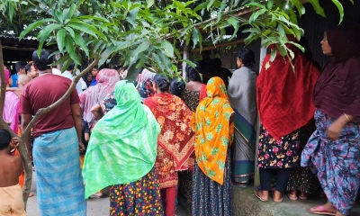 ঘটনার পর খবর শুনে বাড়িতে প্রতিবেশীরা ভিড় করেন।      ছবি- রূপালী বাংলাদেশ