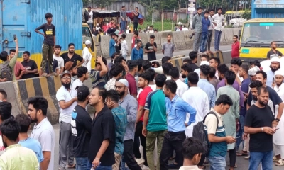 ঢাকা-চট্টগ্রাম মহাসড়ক অবরোধ করে নারায়ণগঞ্জের এনসিপি নেতা-কর্মীরা। ছবি- রূপালী বাংলাদেশ