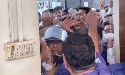 সাবেক আইনমন্ত্রী আনিসুলকে আদালতে চড়-থাপ্পড়