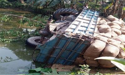 ধান বোঝাই ট্রাক্টর নিয়ন্ত্রণ হারিয়ে চালকের মৃত্যু