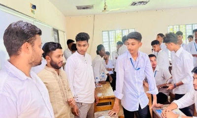 দলবল নিয়ে পরীক্ষাকক্ষে ঢুকে ছবি তুলে ফেসবুকে দিলেন ছাত্রদল নেতা