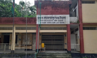 সাড়ে দশটায় আসেন শিক্ষক, দপ্তরীর ব্যস্ততা বাড়ির কাজে