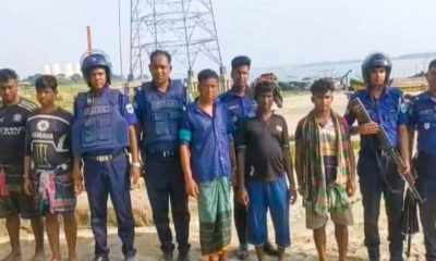 ট্রলার থেকে আগ্নেয়াস্ত্র উদ্ধার, আটক ৬