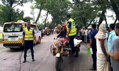 ঈশ্বরদীতে মোটরসাইকেল ও পিকআপের সংঘর্ষ। ছবি- রূপালী বাংলাদেশ