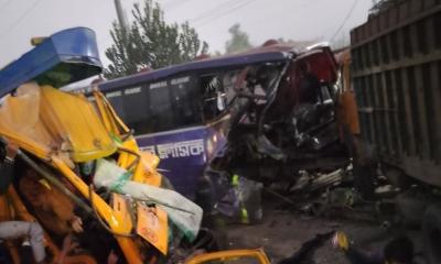 ঘোড়াশালে ট্রাক-বাসের ত্রিমুখী সংঘর্ষ, গুরুতর আহত ৮