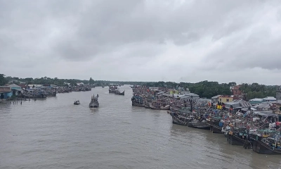 সাগর উত্তাল, ইলিশ ছাড়াই ফিরছে শত শত ট্রলার
