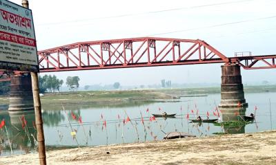 করতোয়ায় অভয়াশ্রমে চলছে মৎস্য নিধন